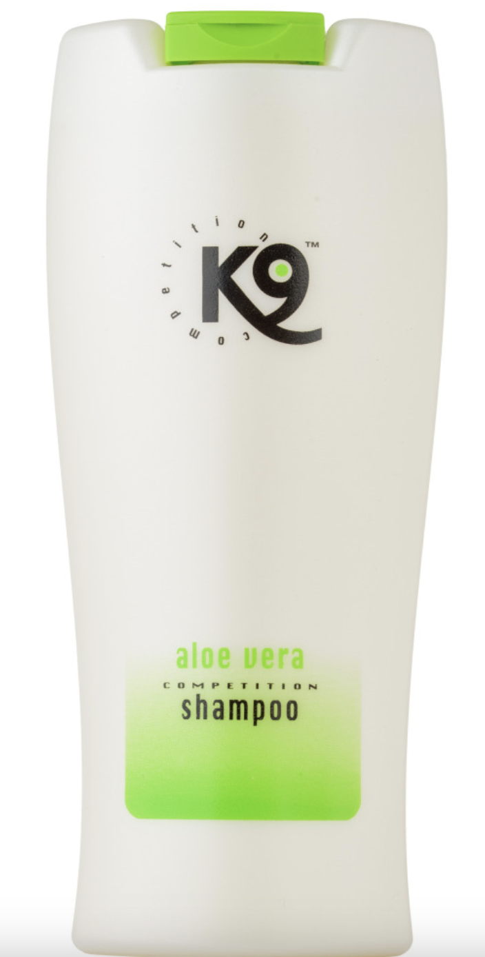 Vit flaska med K9 Aloe vera schampo med grönt lock.
