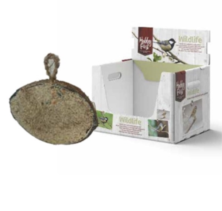 HOBBY FIRST HALV KOKOSNÖT M/FETT 250G hängande fågelgodis i illustrerad displaylåda.