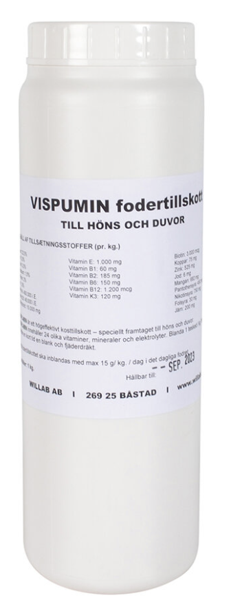 Vit behållare märkt Vispumin 1 kg, fodertillskott för höns och duvor, text på svenska.