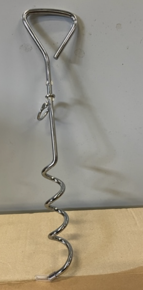 Tjuderkrok utan lina, en metallspiral med triangulärt handtag mot ljus bakgrund.