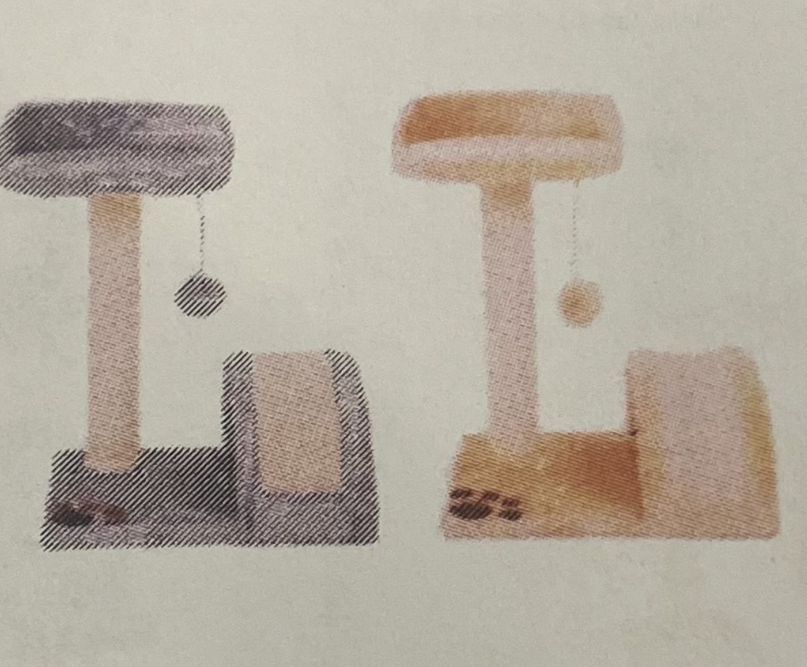 KLÖS TRÄD CT-02: Två klösbrädor, grå och brun, vardera med en hängande bollleksak.