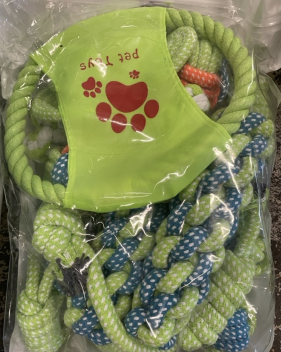 Leksaks set: gröna & blå rep hundleksaker i en grön påse, genomskinlig plastförpackning.