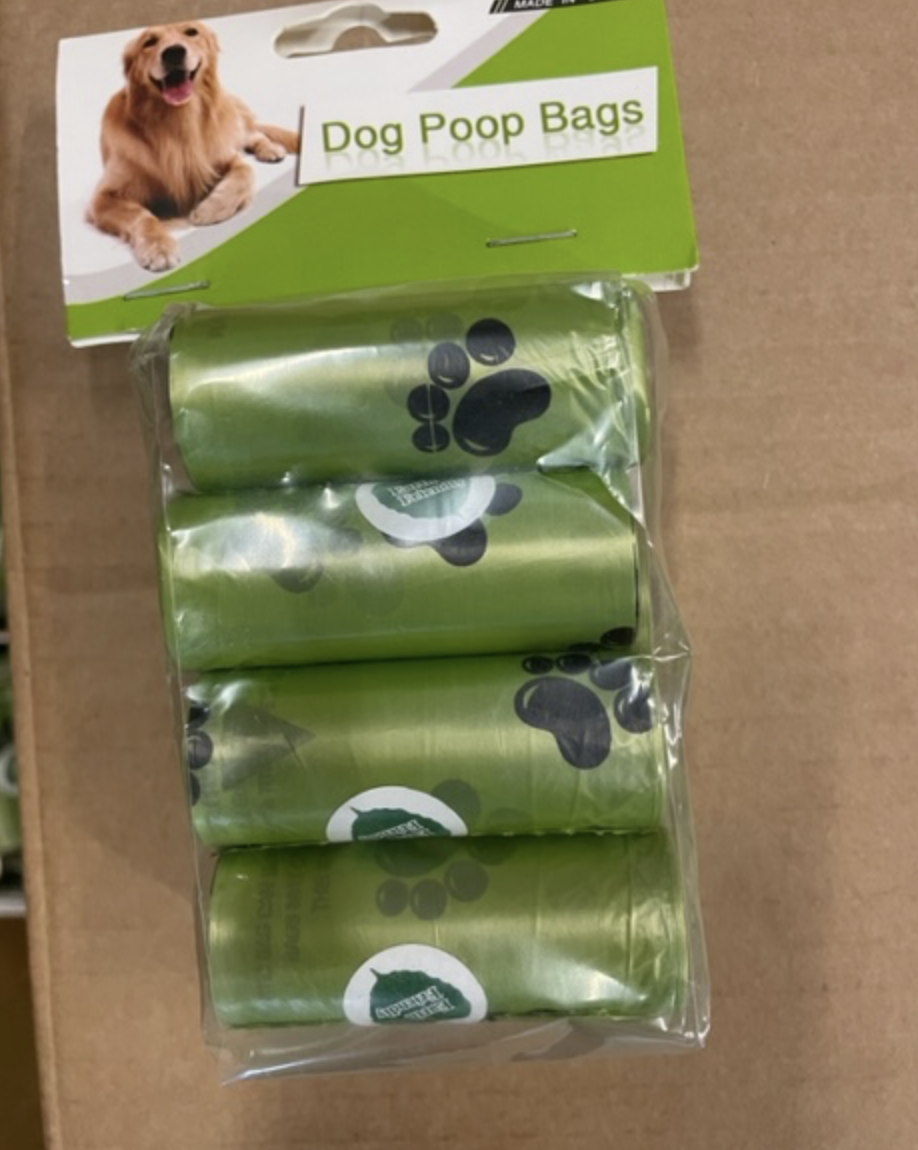 Fyra gröna Bajspåsar 8-pack rullar med hundbajspåsar med etikettdesign med hund- och tassavtryck.