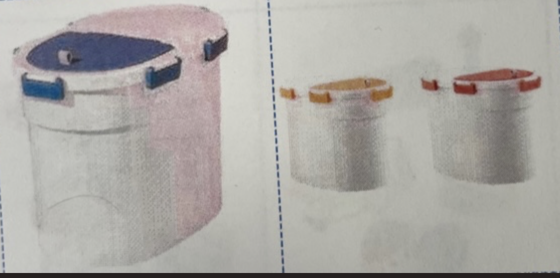 Fodertunna oval - 6kg: tre plastbehållare med blått, orange och rött lock.