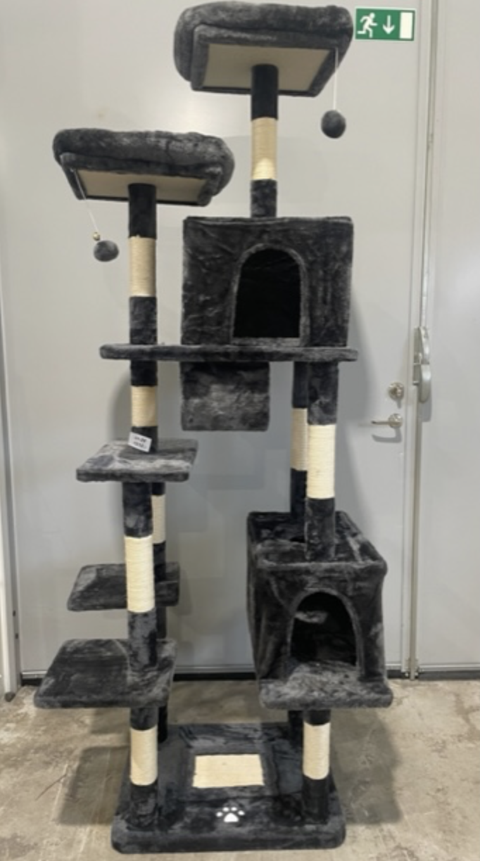 Klös träd CT-26: Högt svart och beige katträd med plattformar, klösbrädor och fack.