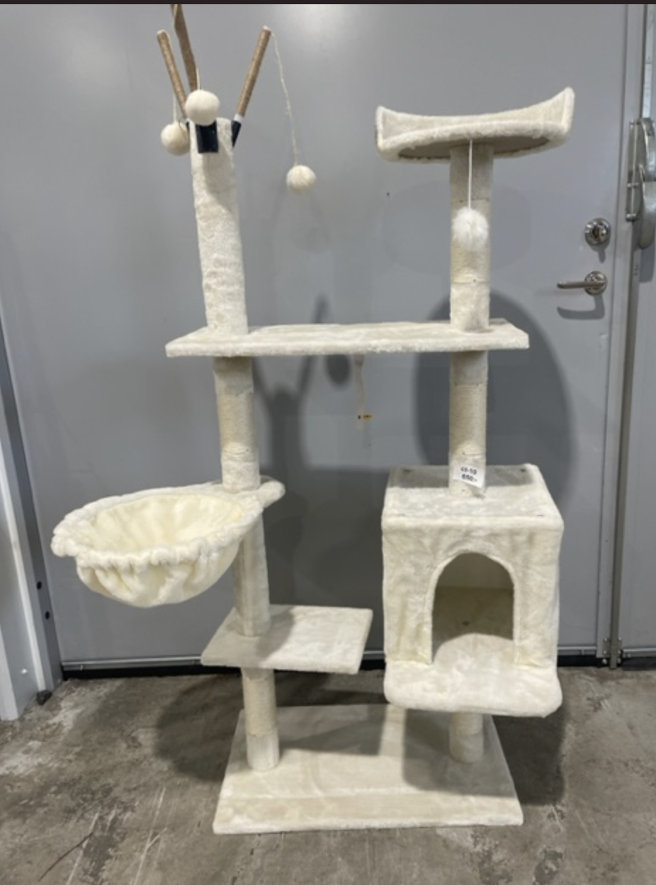 Klösträd CT-10: Beige katträd med plattformar, hängmatta, leksaksbollar, klösbrädor och förvaringsfack.