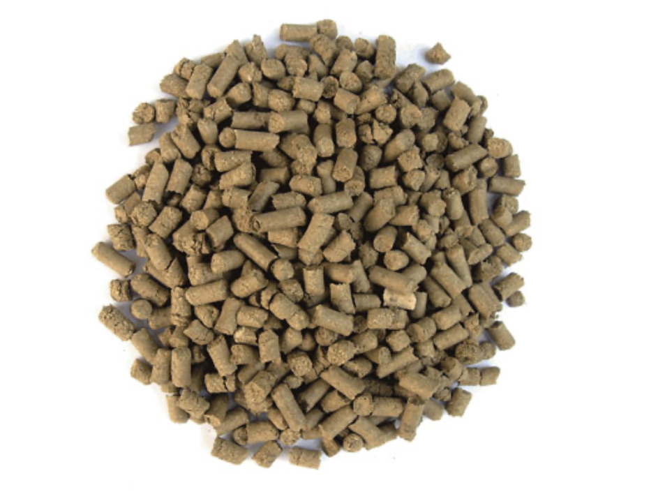 En hög med FÅGELFORS VÄRMEPELLETS 8MM mot en vit bakgrund.