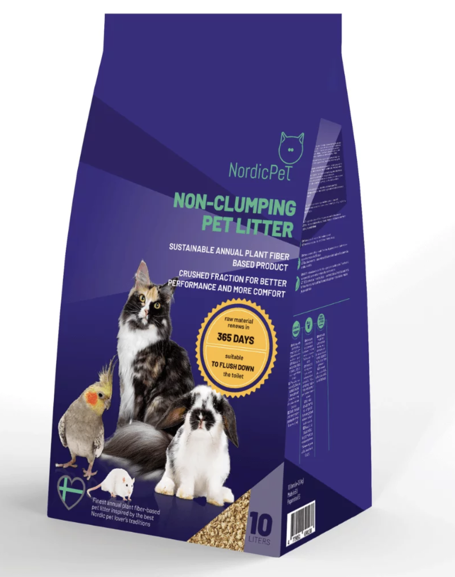 En lila påse med NordicPet icke-klumpande kattsand med bilder av olika husdjur på framsidan.