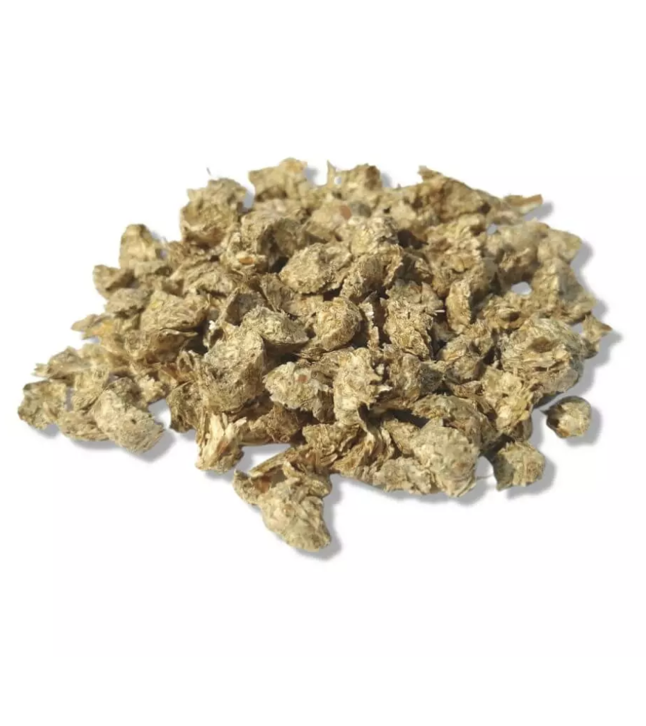 En hög med torkade, ljusbruna rotbitar mot en vit bakgrund.