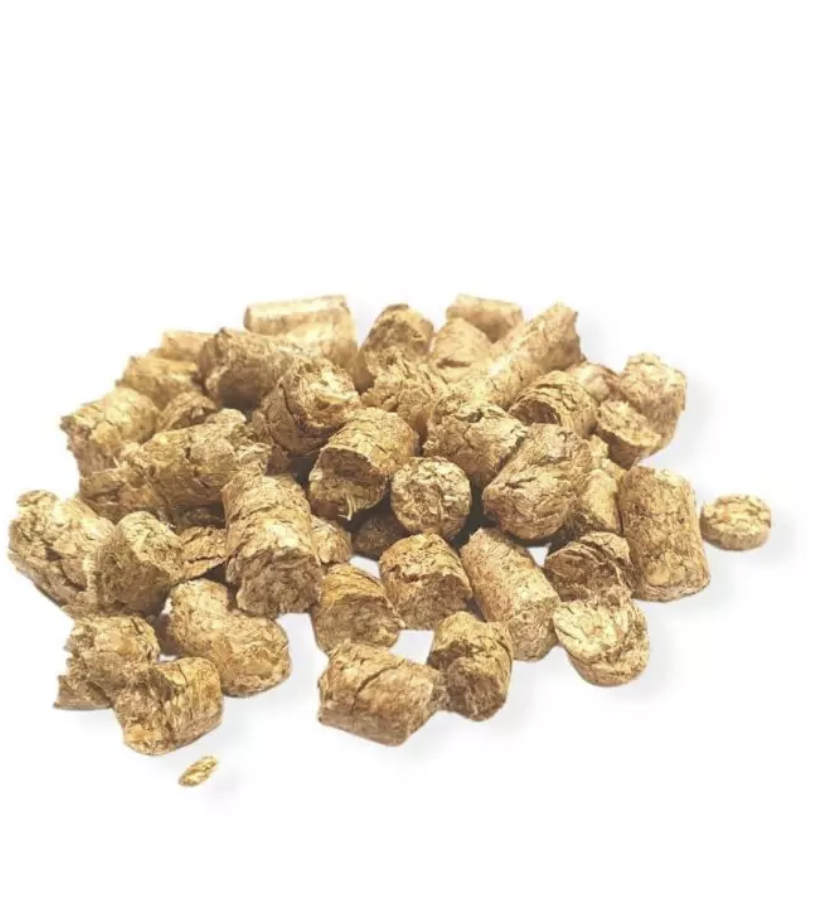 En hög med bruna komprimerade cylindriska pellets på en vit bakgrund.