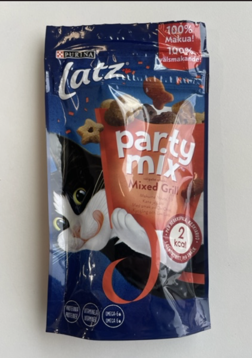 En 60 g påse med Latz Party mix grillat kattgodis med en svartvit katt på förpackningen.