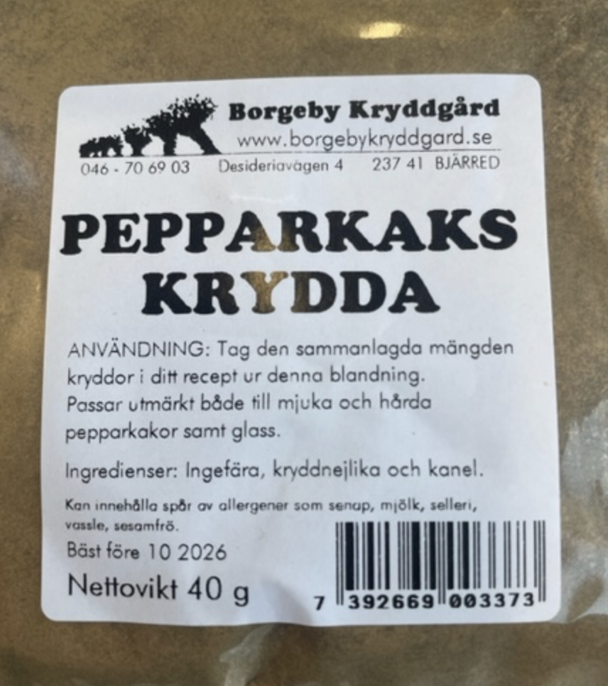 Ett brunt PEPPARKAKSKRYDDOR (MALDA) (40 G) kryddpaket med svenska instruktioner.