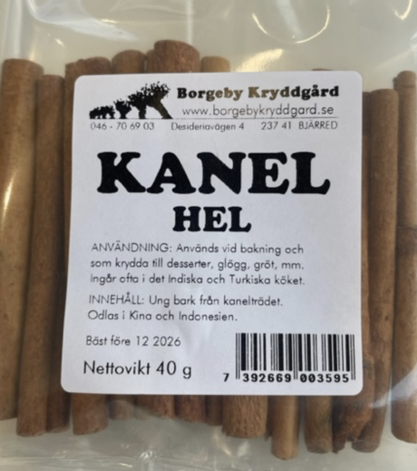 KANEL HEL CA 8 CM (40 G) kanelstänger i klar förpackning med svensk etikett och streckkod.