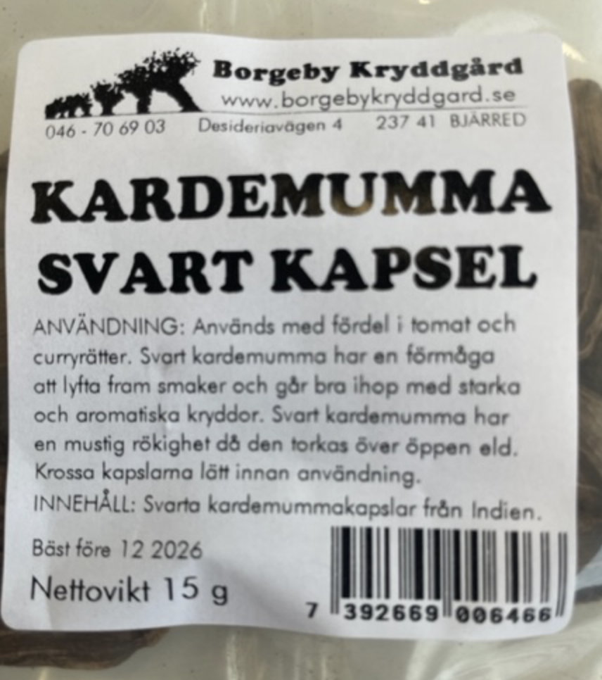 Etikett på kryddburk: KARDEMUMMA KAPSEL INDISK SVART (15 G), med användningsinstruktioner.