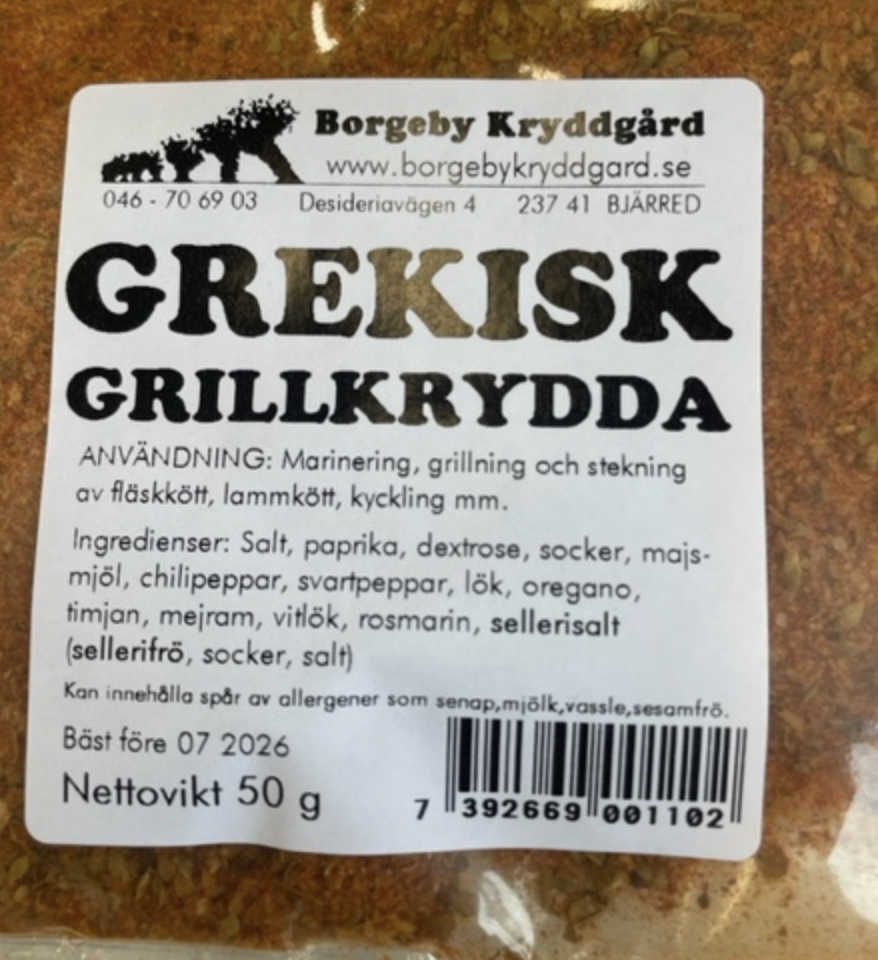 GRILLKRYDDA GREKISK (50 G) etikett med ingrediens- och användningsinfo på svenska.