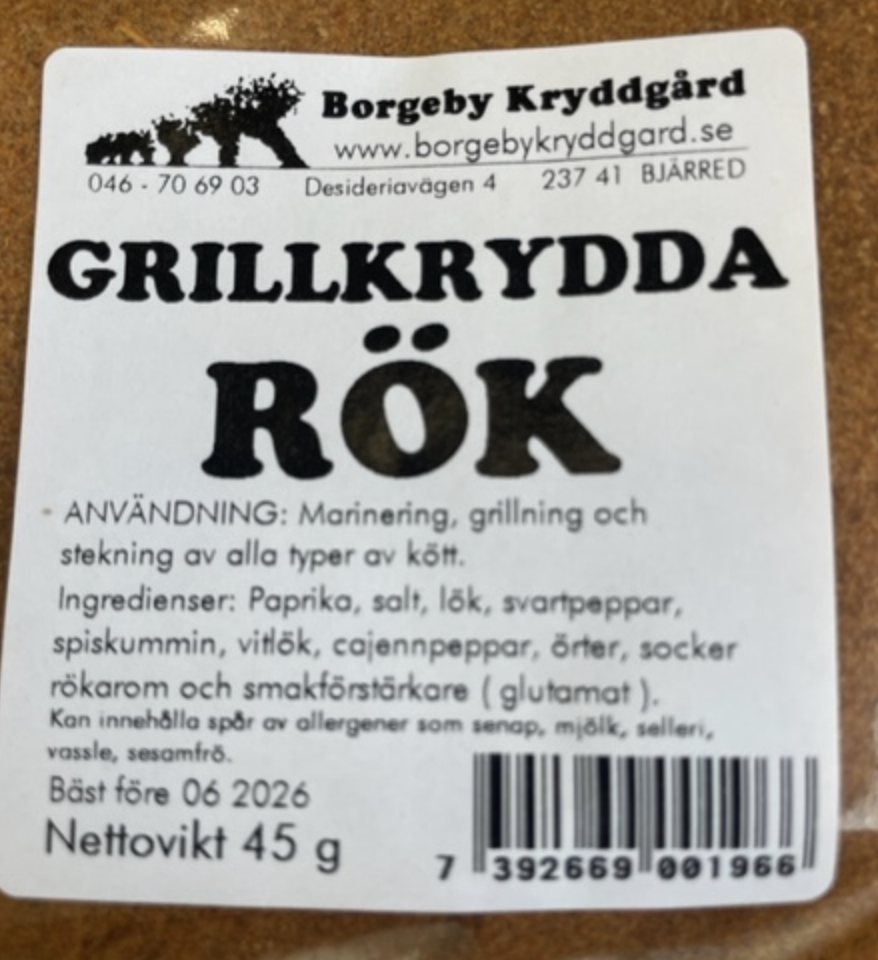 Etikett för GRILLKRYDDA RÖK (45 G) burk på svenska med ingredienser och användning.