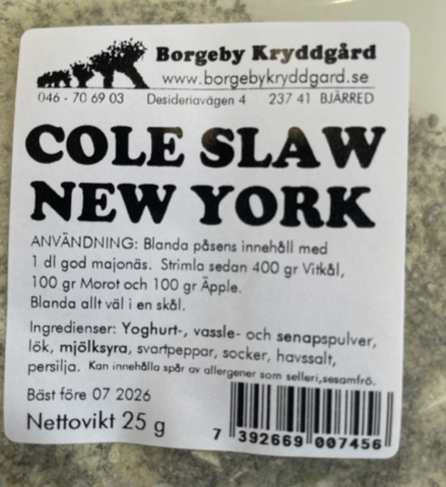 Svensk etikett för COLE SLAW MIX NEW YORK (25 G) med ingredienser och instruktioner.