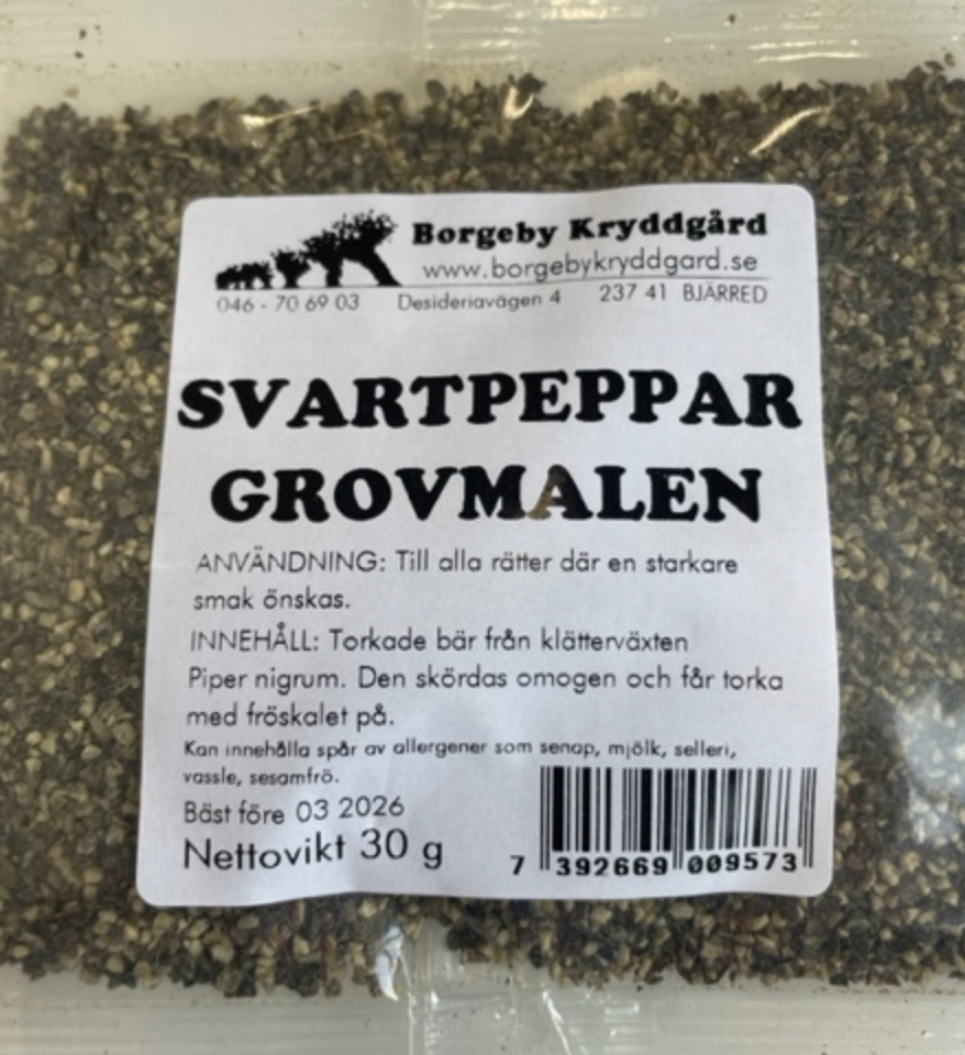En 30 g förpackning SVARTPEPPAR GROVMALEN grovmald svartpeppar.