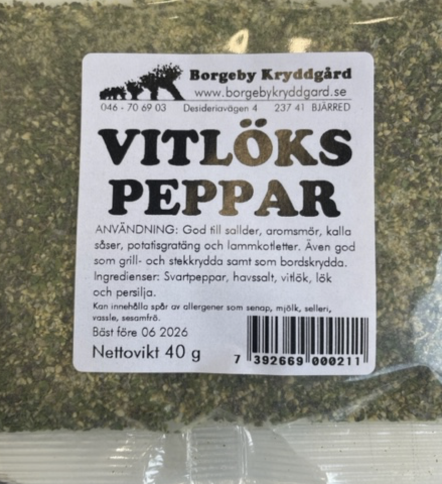 Ett 40 g VITLÖKSPEPPAR-paket med svensk text och synlig grön kryddblandning inuti.