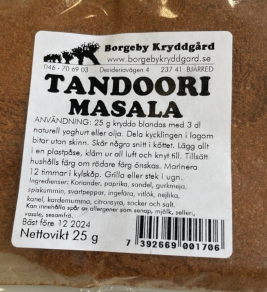 KYCKLINGKRYDDA TANDOORI MASALA (25 G) kryddblandning enligt svenska anvisningar på etiketten.