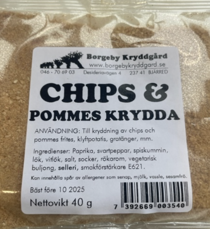 En förpackning märkt POTATISKRYDDA CHIPS & POMMES (40 G) kryddblandning på svenska.