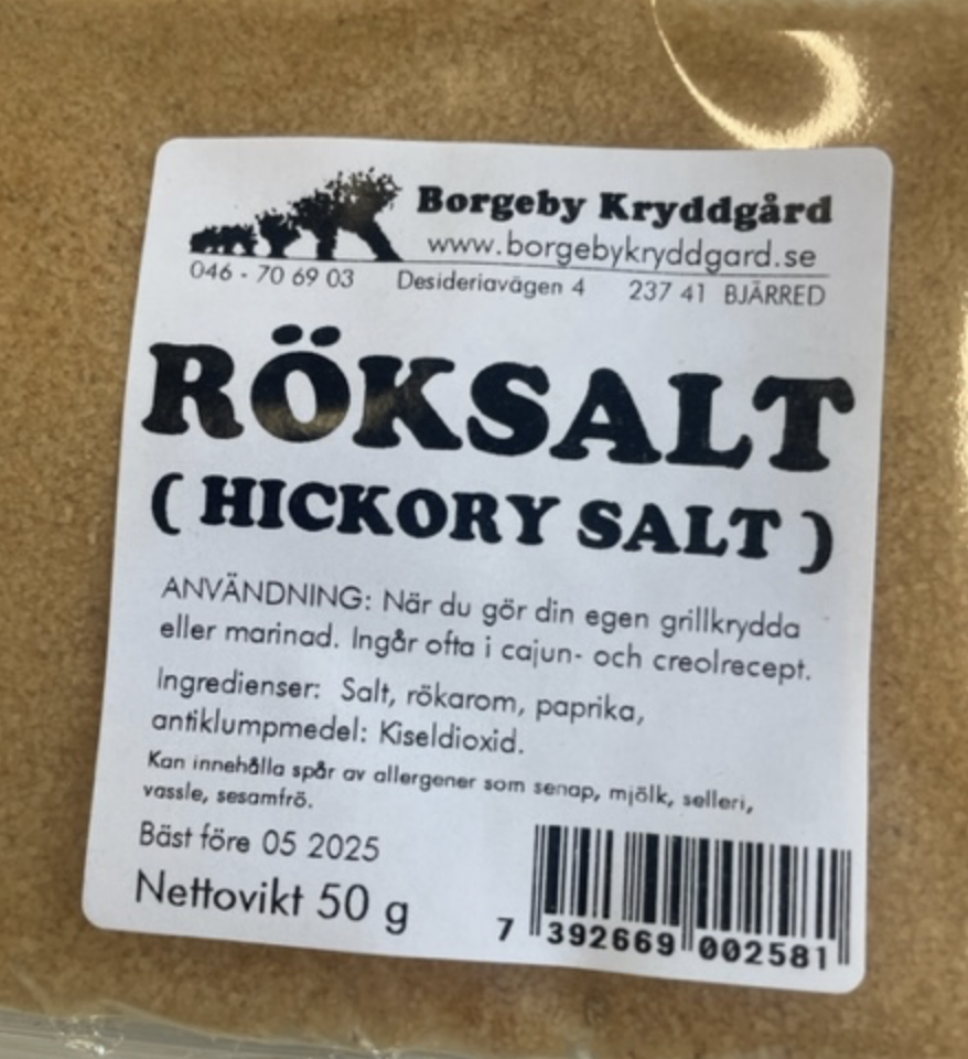 Röksalt (hickory salt) 50g med svensk text och streckkod på etiketten.