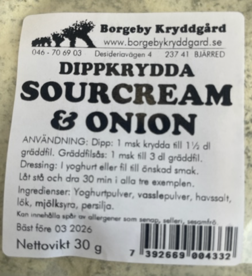Svensk etikett för DIPPKRYDDA SOURCREAM & ONION (30 G), inkl. innehållsförteckning och bruksanvisning.