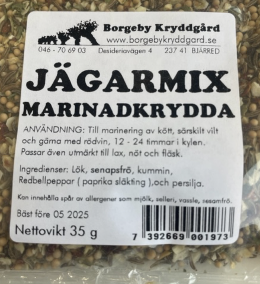 Ett märkt 35 g JÄGARMIX MARINADKRYDDA kryddmixpaket för marinering av kött.