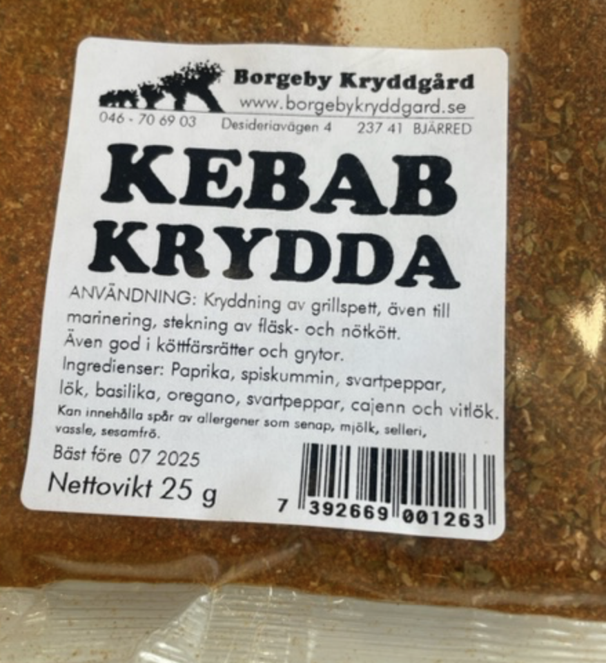 KEBABKRYDDA (25 G) kryddblandning med svenska ingredienser och användningsinformation på etiketten.