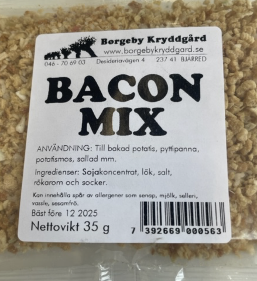 Ett paket märkt BACONMIX (35 G) med ingredienser och detaljer på svenska.