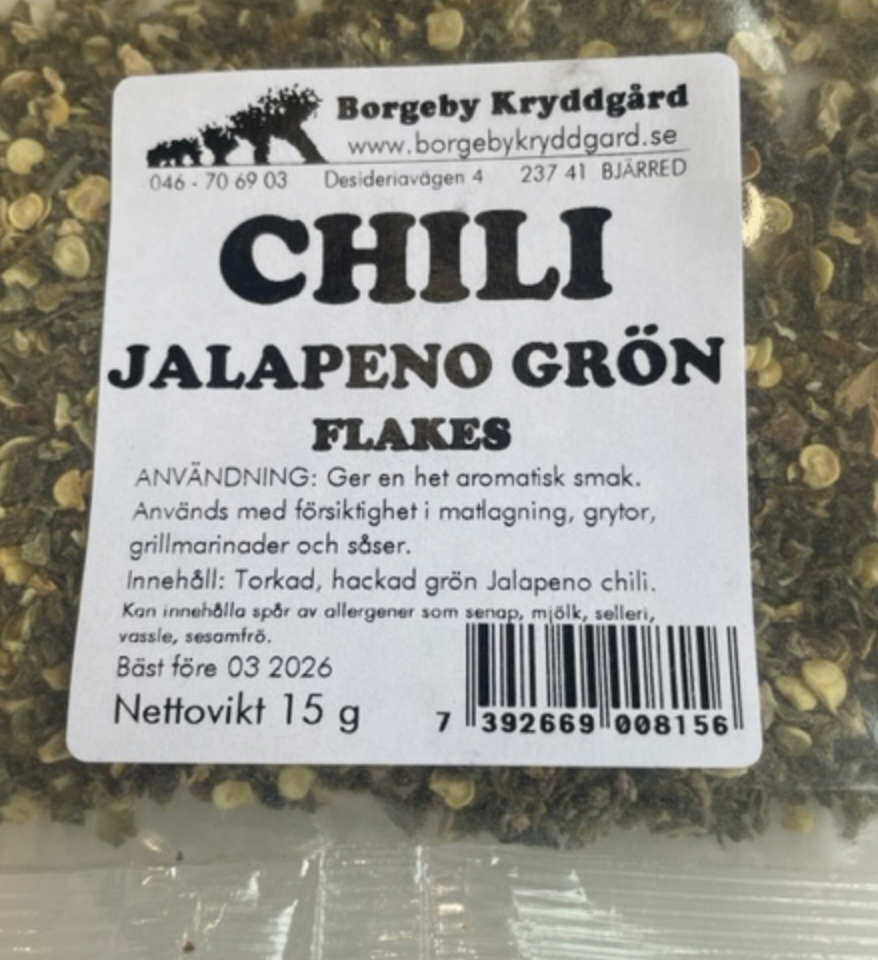Förpackning med CHILI JALAPENO GRÖNA FLAKES (15g) med svensk etikett.