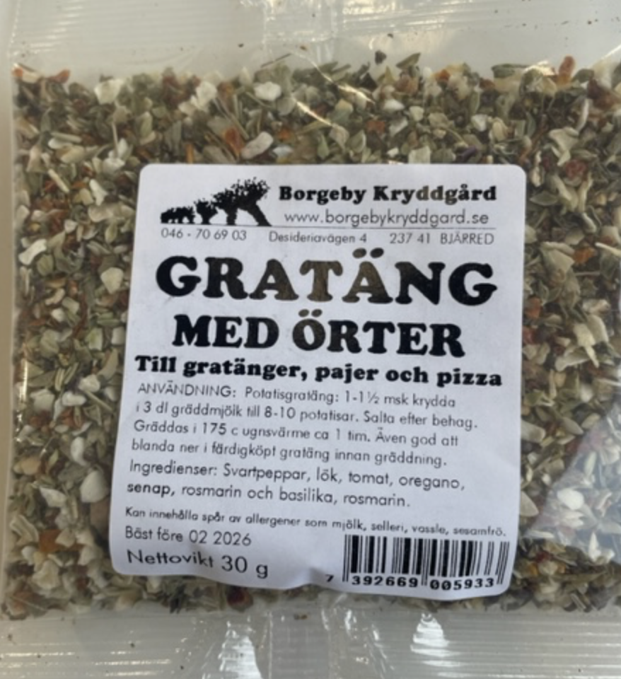 En klar förpackning med GRATÄNGKRYDDA MED ÖRTER (30 G) med beredningsinstruktioner.