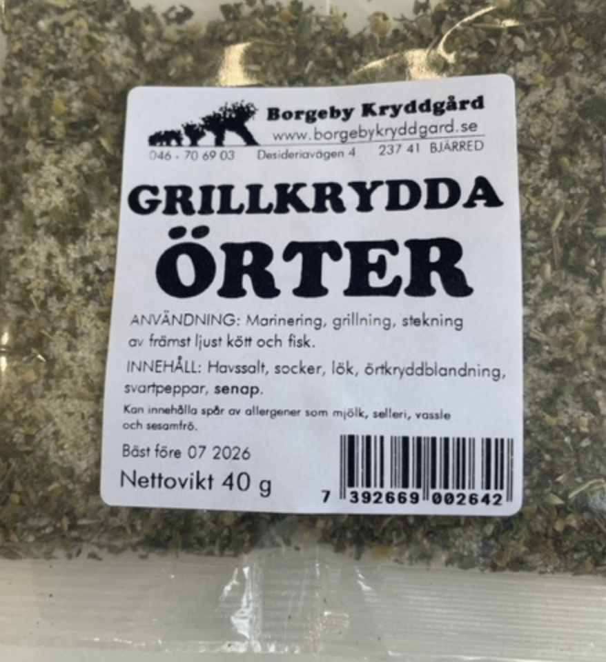 En 40 g förpackning med GRILLKRYDDA ÖRTER örtkrydda med vit svensk etikett.