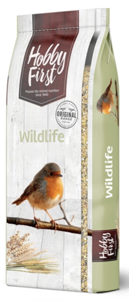 15 kg påse Hobby First No Mess fågelmat, med en rödhake på en gren.
