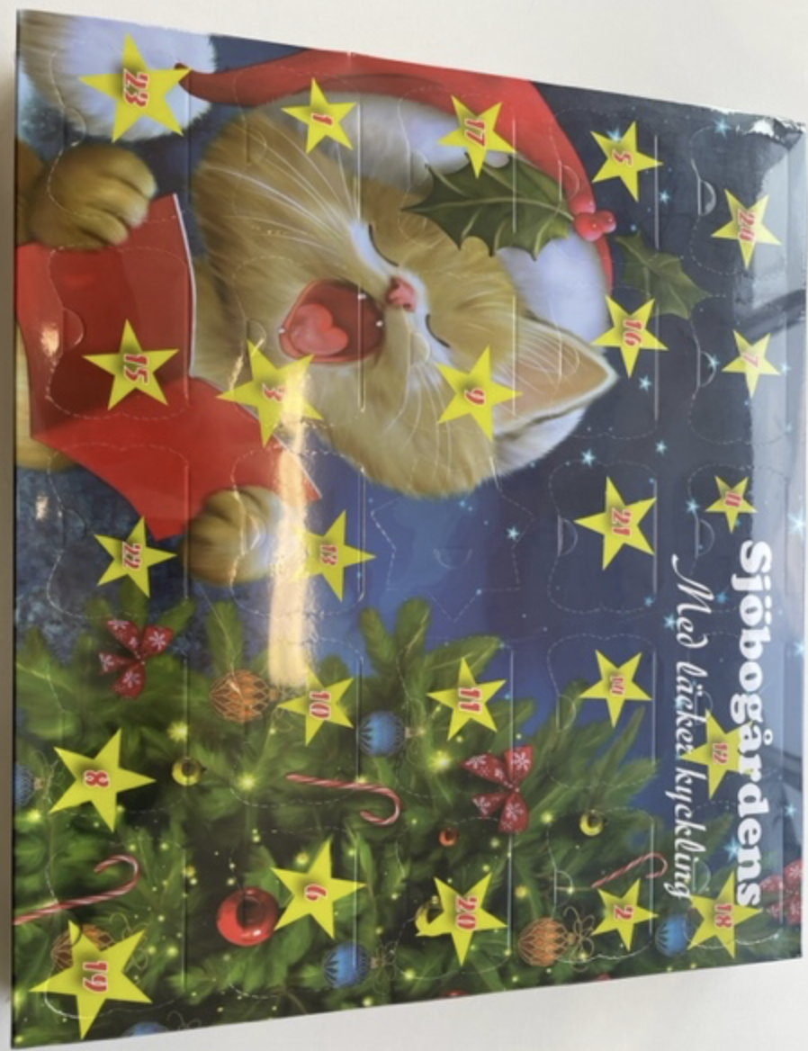 Adventskalender med en festlig katt och numrerade gula stjärnor samt juldekorationer.