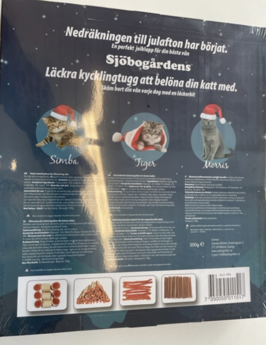 Tre katter i tomteluvor med svensk jultext och bilder på kattgodis nedan.
