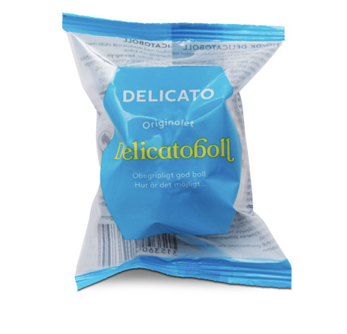 En blåförpackad Delicatoboll 58g snack i sin förpackning.