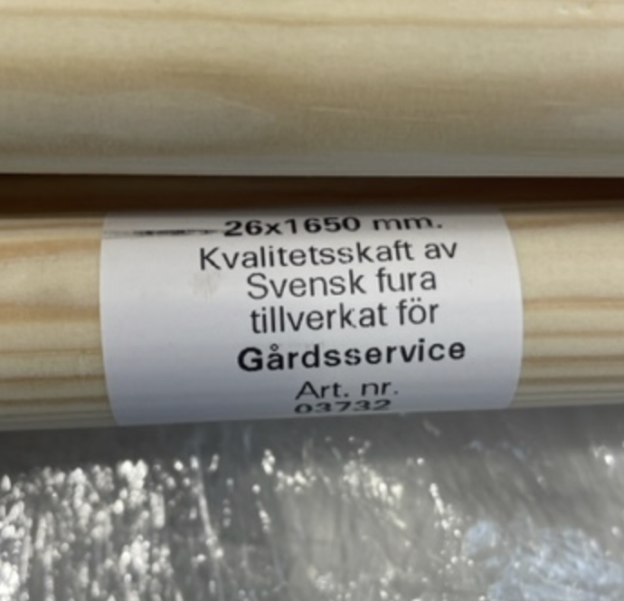 Träskaft 26x1650 dymlingar med en svensk etikett som visar storlek och tillverkarinformation.