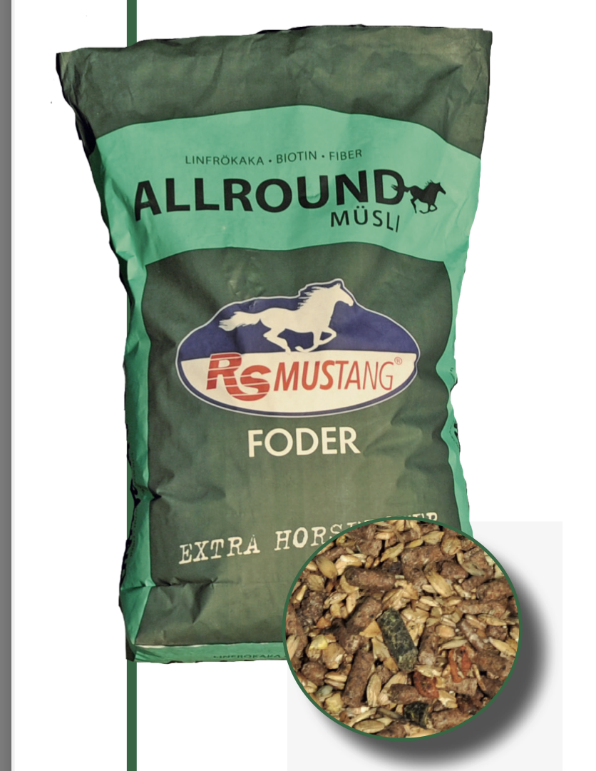 Grön påse med Rs Mustang Allround Müsli hästfoder med en närbild av det blandade fodret.