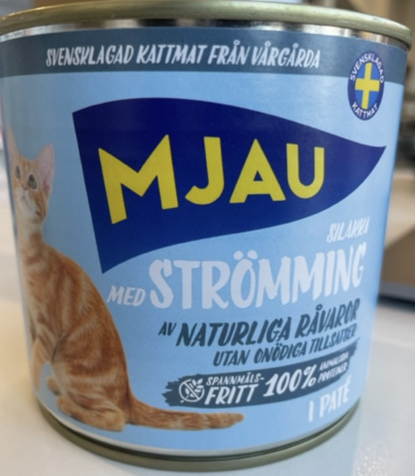 En burk MJAU STRÖMMING kattmat med en orange katt och blå svensk text på etiketten.