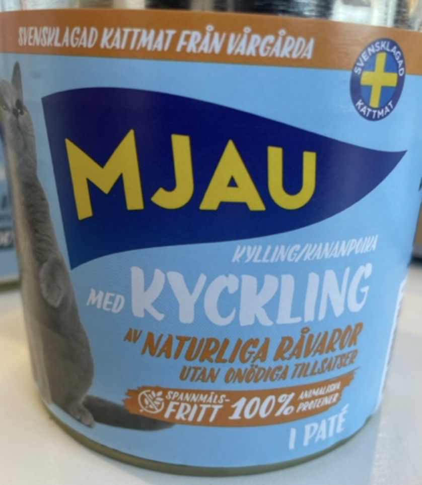Närbild av en MJAU KYCKLING kattmatsburk, 100% naturlig och spannmålsfri.