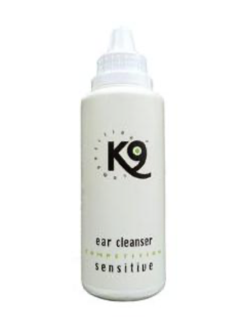 Vit flaska med K9 Ear cleanser sensitive med spetsigt doseringslock.