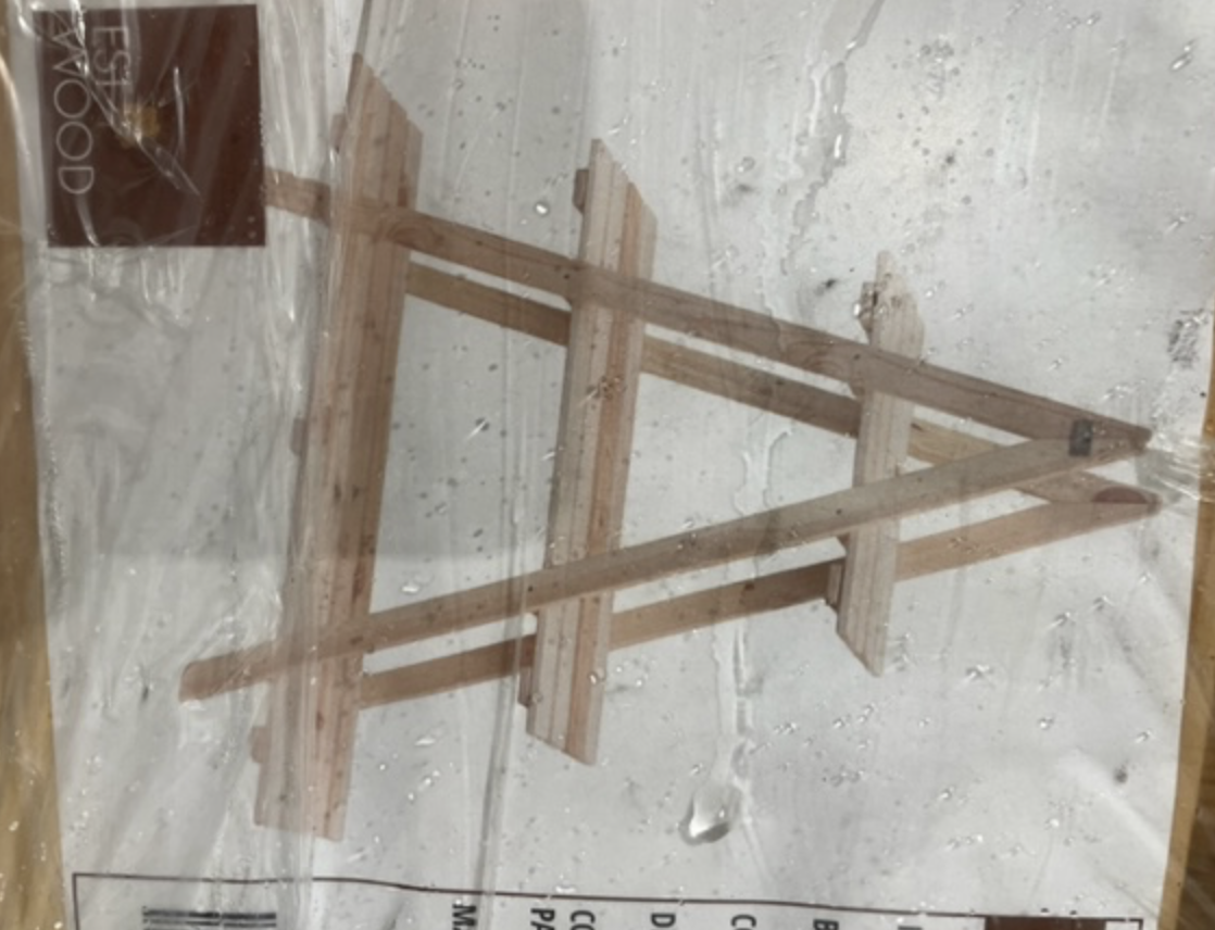 Växthylla A-form natur, trekantig träspaljé, på vit förpackning med plastfolie.