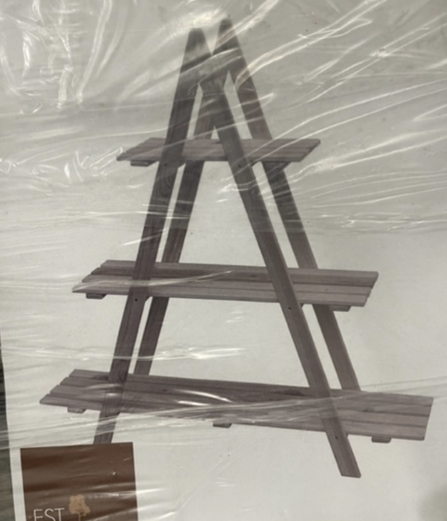 Växthylla A-form grå: en tredelad A-hylla i trä, inslagen i genomskinlig plast.