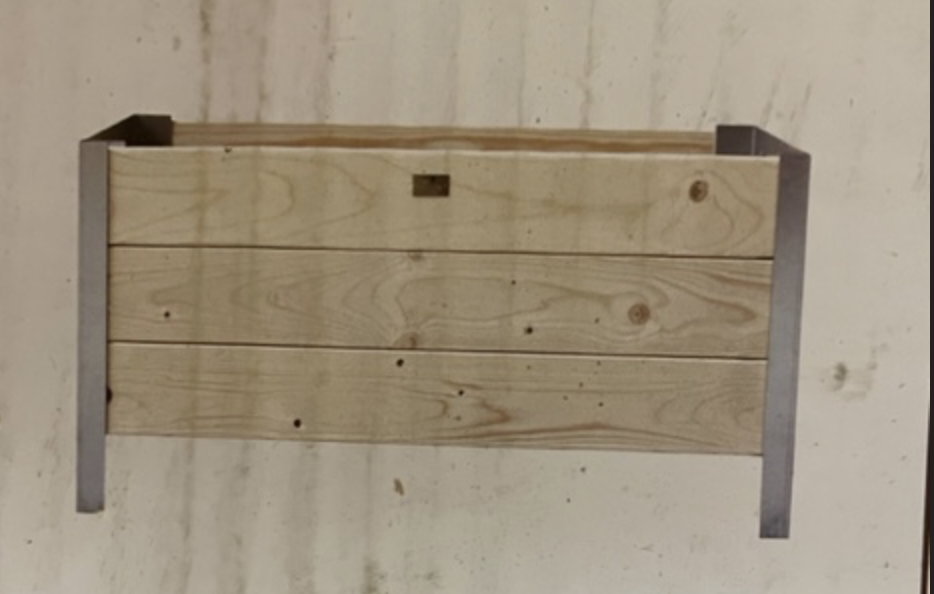 Modernbox L78 H48, en rektangulär planteringskärl i trä med metallben, mot en ljus vägg.