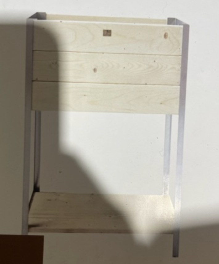 Modernbox L36 H72: Hög rektangulär planteringskärl i trä med öppen front som kastar en skugga.