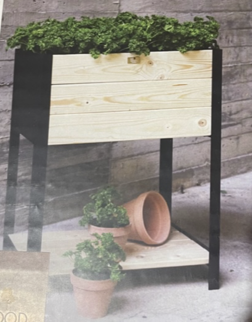 Modernbox L78 H72 med gröna örter ovanpå, två krukväxter och en omkullvält kruka nedanför.