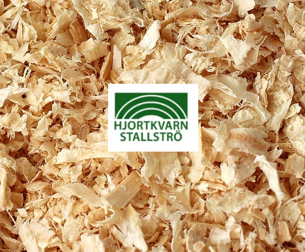 Stallströ Kutterspån Hjortkvarn med en grön och vit logotyp i mitten.