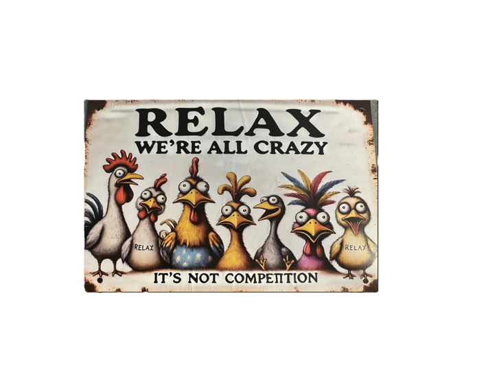 Skylt Relax höns: Tecknade kycklingar med fåniga ansikten och texten "Lugn, vi är alla galna.