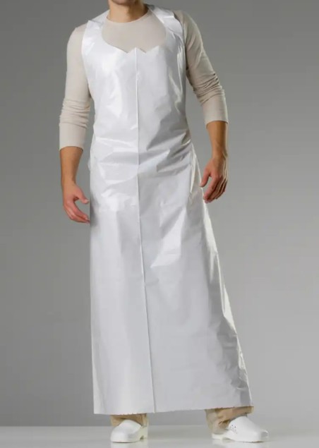 Person som bär en Engångsförkläde 160CM 50P över lätta kläder och skor.